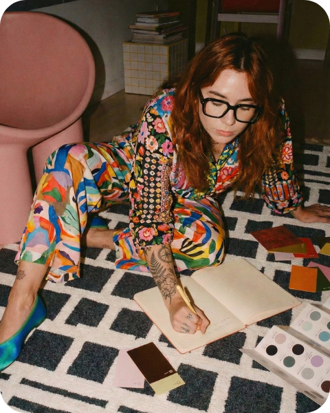 Mujer sentada en alfombra