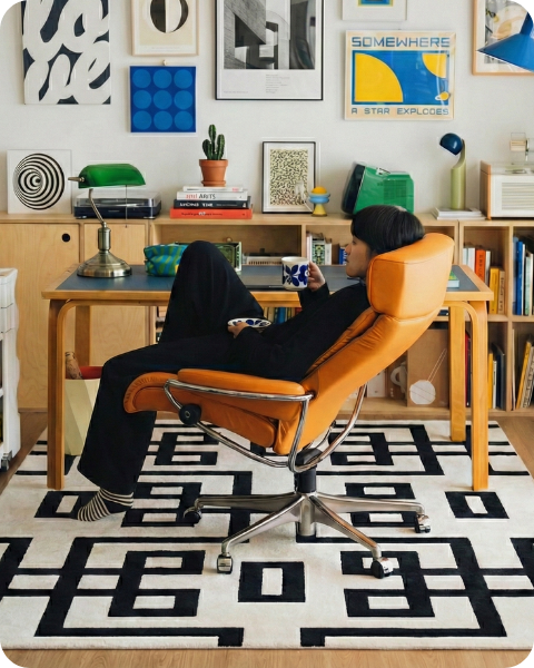 Persona relajada en silla naranja