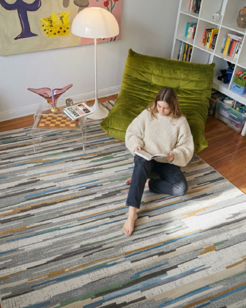 Mujer leyendo en sala con tapete verde